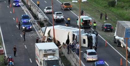 El camión que transportaba pollo, volcado en la Circunvalación de Santa Fe