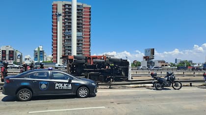 El camión que volcó en Avenida General Paz y transportaba desecho de una obra no tenía la VTV