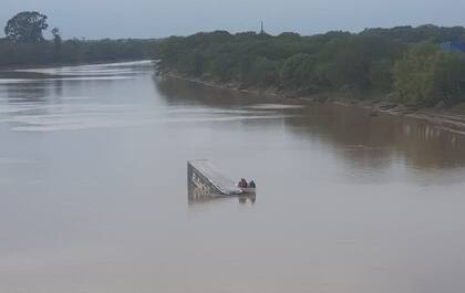 El camión quedó en el fondo del canal de navegación del río Bermejo, que divide Chaco (derecha) de Formosa.