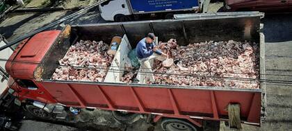 El camión repleto de grasa produce mal olor en las calles