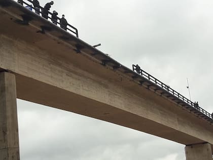 El camión rompió el guarda rail y cayó al vacío. El chofer quizo esquivar la cola de automóviles, señaló la Policía.