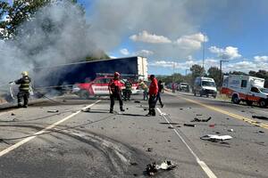 El camión se detuvo al costado de la calzada