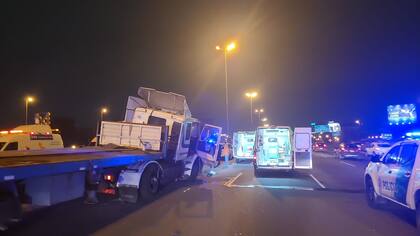 El camión siniestrado en la Panamericana y las ambulancias del SAME