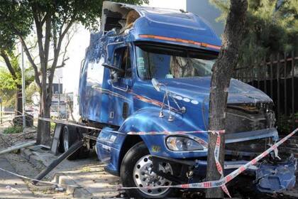 El camión, tras haber arrollado al Volkswagen Bora en el que murieron un hombre y su hijo, en el barrio porteño de Villa Real