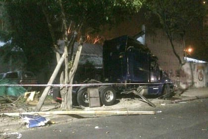 El camión, tras haber arrollado al Volkswagen Bora en el que murieron un hombre y su hijo, en el barrio porteño de Villa Real