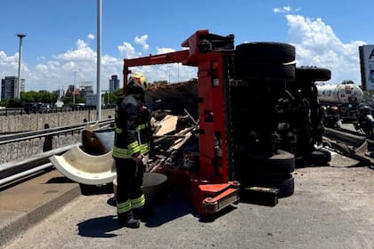 El camión, volcado en la General Paz