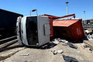 Un camión que transportaba desechos volcó a la altura de Puente Saavedra