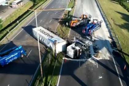 El camión volcó en la Panamericana a la altura de Maschwitz y derramó aceite comestible en la calzada