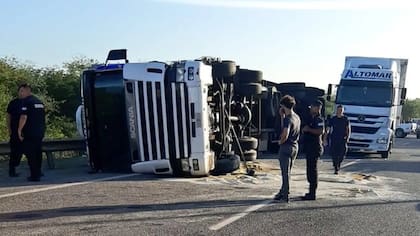 El camión volcó esta madrugada en la autopista del Buen Ayre