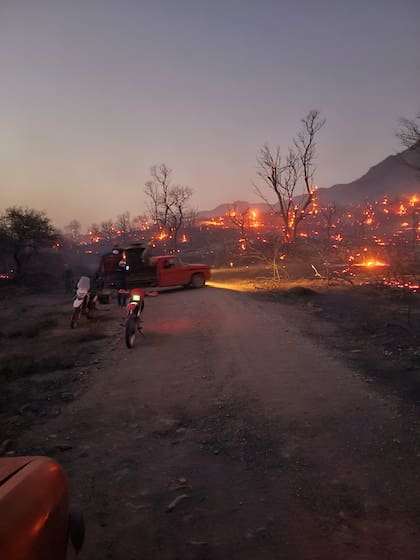 El camioncito hidrante de Lautaro Burgos en medio de los incendios de Capilla del Monte