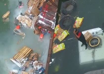 El camionero fue rescatado en kayak