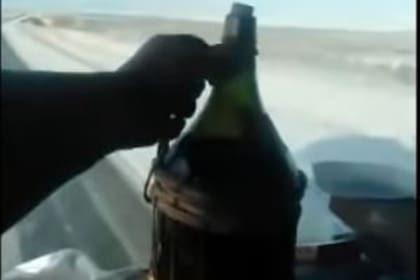 El camionero mostró en el video una damajuana de vino sin el mínimo pudor