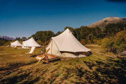 El camp cuenta con duchas de agua caliente, áreas de relax en el bosque y a orillas del río