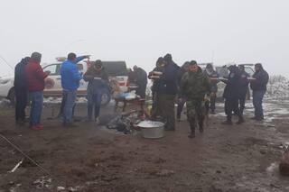 Terminó el rescate de los tripulantes del helicóptero que bajaron a pie