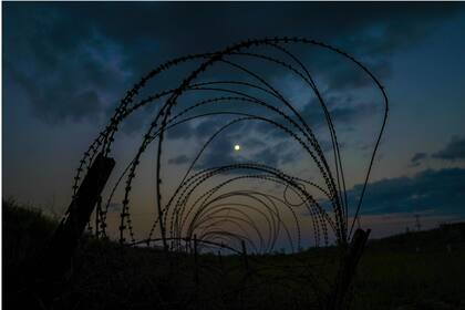 El Campamento Rayos X, que ya no se usa, fue el campamento de detención original para detenidos después de los ataques del 11-S. Un número de detenidos ya viven con lo que sus abogados afirman que son los efectos secundarios físicos y psicológicos de la tortura, lo que hace su salud especialmente pr