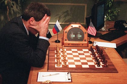 El campeón de ajedrez Garry Kasparov durante su partida contra la computadora Deep Blue de IBM en mayo de 1997.