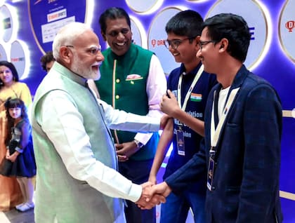 El campeón de la memoria es saludado por las autoridades (Foto: @vishvaa_2004)