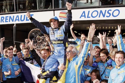 El campeón, en andas: Fernando Alonso celebra en 2005 su primera corona de Fórmula 1 con el equipo Renault y rompe con la hegemonía de Michael Schumacher y Ferrari