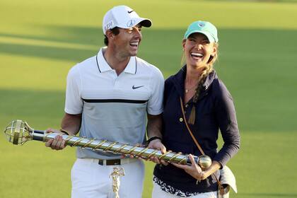 El campeón posa con su novia en la premiación