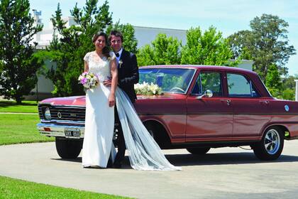 El campeón y su novia, vestida con un diseño de Sole Zimmer, llegaron a bordo de un clásico, un Chevrolet 400 RS 1974.
