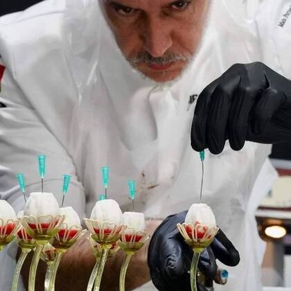 El campeonato exigía a los participantes cuatro creaciones: postre de chocolate, postre helado, lollipops heladas (foto) y postre de restaurante