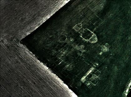 El campo cerca de la ciudad de León tiene estas imperfecciones en el terreno, que la tecnología LiDAR detectó como construcción antigua