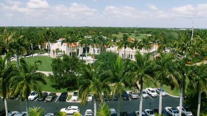 El campo de golf de 27 hoyos está ubicado en Palm Beach, Florida; fue el primero que adquirió Donald Trump
