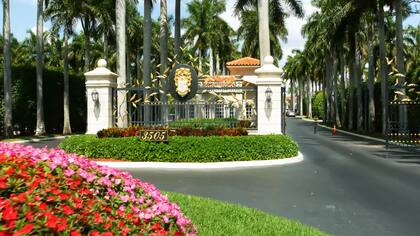 El campo de golf de 27 hoyos está ubicado en Palm Beach, Florida; fue el primero que adquirió Donald Trump