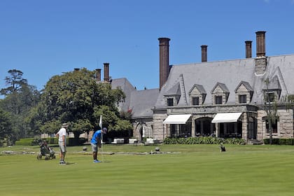 El campo de golf rodea el club house y es una suerte de inmenso jardín de las casas de Marayui
