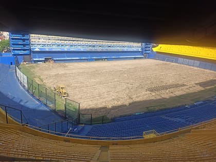 El campo de juego de La Bombonera quedó en mal estado luego de las elecciones. Estará en condiciones para el segundo partido de Boca como local