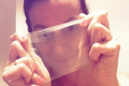 El campo de látex se usa para protegerse del riesgo de ITS al practicar sexo oral vulvar, anal o al frotar las vulvas en el sexo entre mujeres