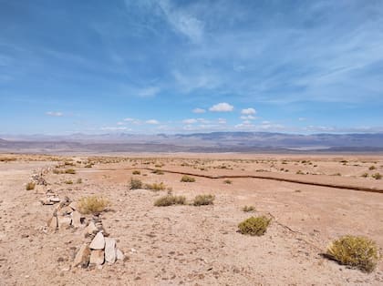 El campo Las Tobas, de formación volcánica, es una parada fotográfica en donde pueden encontrarse petroglifos de por lo menos mil años de antigüedad