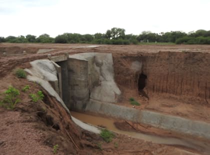 El Canal de La Patria se construyó en la década de los 70 y en 2020 se proyectó el revestimiento del mismo, pero nunca se hizo