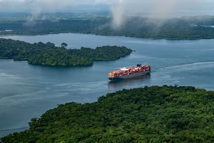 El canal de Panamá es un componente esencial del sistema de comercio mundial que lucha por adaptarse a una compleja mezcla de cambios medioambientales, geopolíticos y económicos