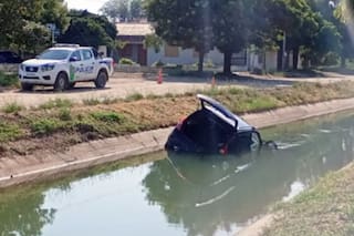 Un bebé murió al quedar atrapado en un auto que volcó y cayó a un canal de riego