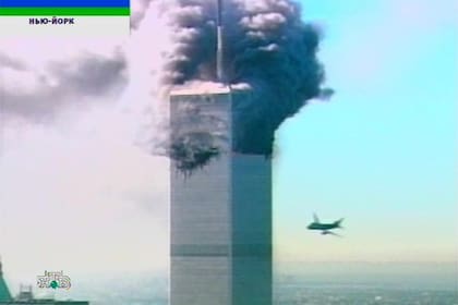El canal de televisión ruso NTV muestra un avión que se estrella contra el World Trade Center en Nueva York, el 11 de septiembre de 2001