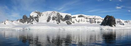 El canal Errera es un estrecho que separa la isla Rongé de la costa Danco en el oeste de la península Antártica