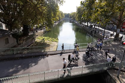 El Canal Saint-Martin tiene mucha vida los fines de semana y llegar en bici es un planazo.