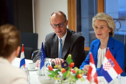 El canciller alemán, Fiedrich Merz, junto a la presidenta de la Comisión Europea, Ursula von der Leyen, durante una reunión sobre inmigración en Bruselas (Archivo)