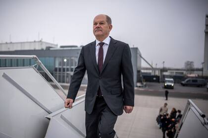 El canciller alemán Olaf Scholz aborda un avión en el sector militar del aeropuerto Berlín Brandemburgo (Archivo)