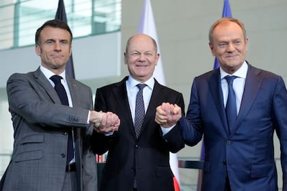 El canciller alemán Olaf Scholz, centro, el presidente francés Emmanuel Macron, izquierda, y el primer ministro de Polonia Donald Tusk