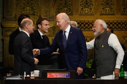 El canciller alemán Olaf Scholz, el presidente francés Emmanuel Macron, el presidente estadounidense Joe Biden y el primer ministro indio Narendra Modi conversan antes de una sesión de trabajo sobre seguridad alimentaria y energética durante la Cumbre del G20