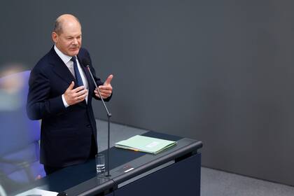 El canciller alemán Olaf Scholz responde preguntas durante una reunión del Parlamento federal en Berlín, Alemania, el miércoles 5 de julio de 2023