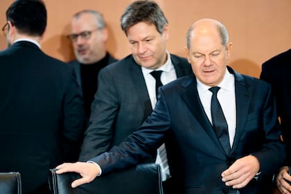 El canciller alemán Olaf Scholz, y el ministro alemán de Economía y Clima, Robert Habeck, toman asiento durante la reunión semanal del gabinete del gobierno alemán en la cancillería en Berlín, Alemania, el miércoles 25 de enero de 2023