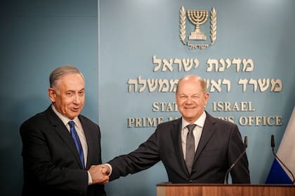 El Canciller alemán Olaf Scholz y el Primer Ministro israelí Benjamin Netanyahu se estrechan la mano después de una conferencia de prensa conjunta