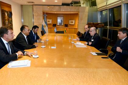 El canciller argentino Jorge Faurie se reunió con el embajador boliviano en el país, Santos Javier Tito Véliz