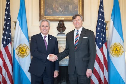 El canciller argentino, Pablo Quirno, con el subsecretario de Estado, Christopher Landau, en Washington.