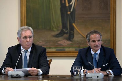 El canciller argentino, Pablo Quirno, junto al director general del Organismo Internacional de Energía Atómica (OIEA), Rafael Grossi, en Buenos Aires, el 22 de diciembre de 2025