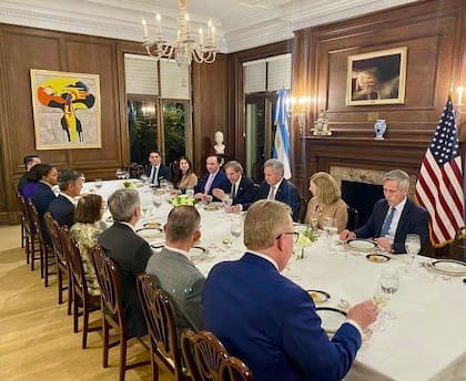 El canciller argentino Pablo Quirno participó de una cena en la embajada argentina con miembros del Council of the Americas.