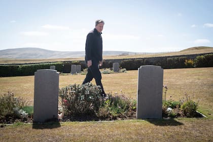 El canciller británico David Cameron en el cementerio San Carlos, en las Malvinas, durante una visita en febrero pasado